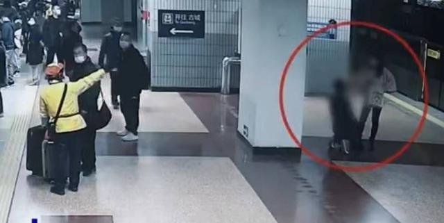 女子揪住地铁猥亵男。（北京男子地剑灵sf草原铁猥亵被抓）