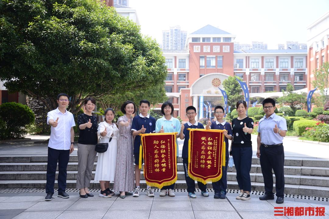 初二女孩灭火临街火灾（初二女孩灭火临街火灾视频）