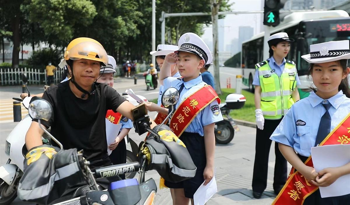 江岸交警“六一”上岗（鸣人和佐助一共打了几次）